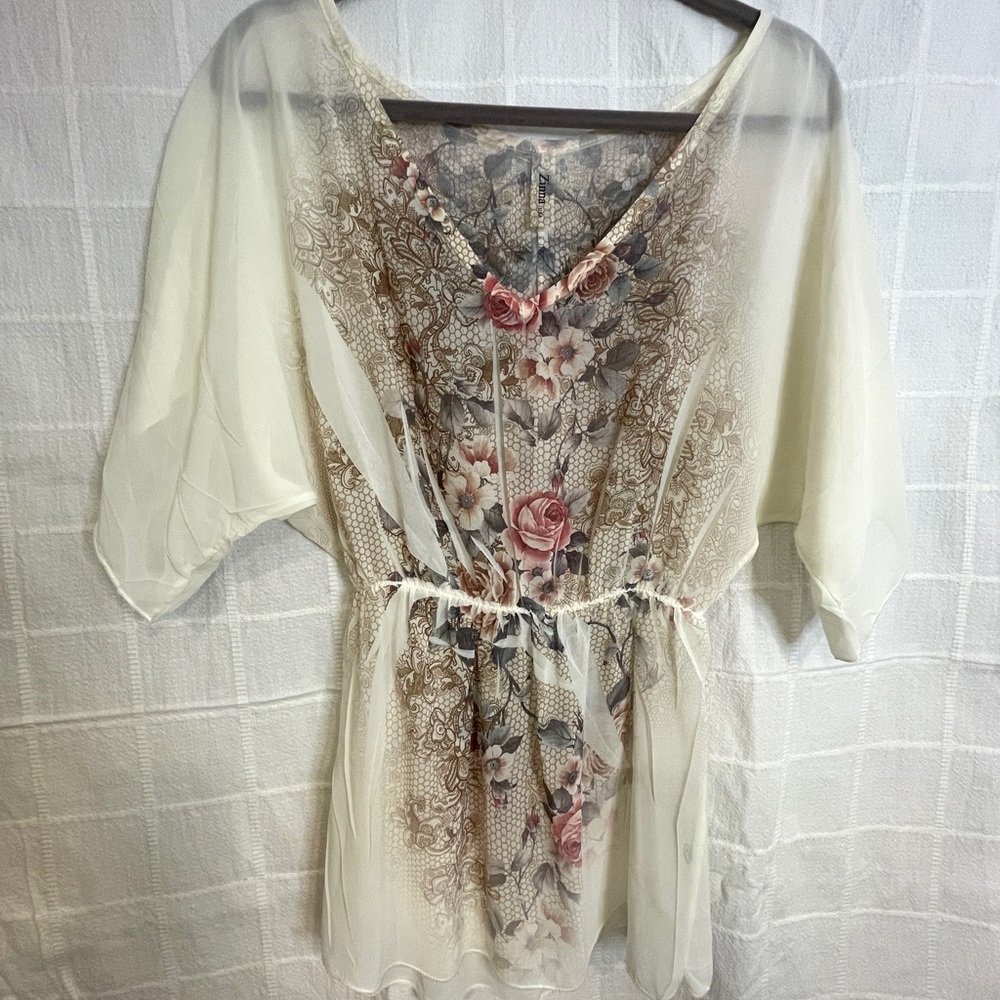 Sweet and flowing top by Zinna